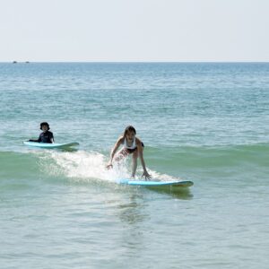 홀리데이인서프 다낭서핑 강습회원 메인1 - 다낭서핑 - 홀리데이서프 인 다낭, Holiday Surf | Da Nang Surfing School 미케비치 서핑 스쿨, 서핑보드 렌탈, 서핑 강습,Family-friendly surfing lessons at My Khe Beach, Da Nang, Vietnam
